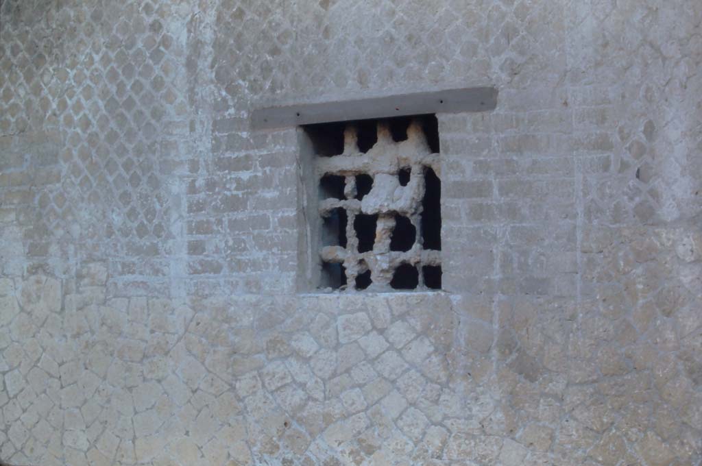 V.8 Herculaneum, 4th December 1971. Detail of window in exterior west wall of house on east side of Cardo IV Superiore.
Photo courtesy of Rick Bauer, from Dr George Fay’s slides collection.